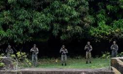 Des militaires vénézuéliens patrouillent aux abords du pont Simon Bolivar sur la frontiÚre entre Colombie et Venezuela le 16 octobre 2025