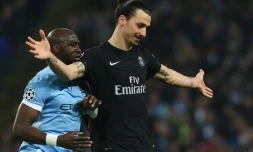 L'attaquant du PSG Zlatan Ibrahimovic (d) à la lutte avec le défenseur de Manchester City Eliaquim Mangala en Ligue des champions, le 12 avril 2016 à l'Etihad