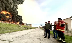 Photo transmise par les autorités de Sébastopol le 29 avril 2023 montrant des pompiers sur les lieux d'un gigantesque incendie dans un dépôt de pétrole de Sébastopol, port d'attache de la flotte russe de la mer Noire en Crimée