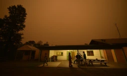 Des habitants se retrouvent dans la salle municipale de Towamba, dans le sud de la Nouvelle-Galles du Sud en Australie, le 10 janvier 2020