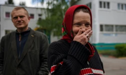 Galyna Tchystiakova, évacuée du village de Rouska Lozova, dans la cour de l'école maternelle 420 du district Osnoviansky, le 18 mai 2022 au sud de Kharkiv, en Ukraine