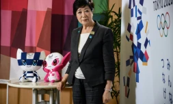 La gouverneure de la capitale japonaise Yuriko Koike pose aux cÎtés des mascottes des Jeux de Tokyo, Miraitowa (à gauche) et Someity (à droite), avant un entretien avec l'AFP le 12 juin 2020.