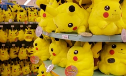 Des peluches Pokemon alignées sur un présentoir à Paris