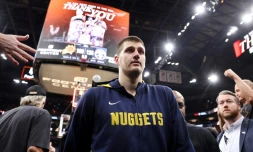 Nikola Jokic, la star des Denver Nuggets, quitte la salle après la victoire de son équipe sur les Phoenix Suns dans le match N.6 de la demi-finale de Conférence en NBA le 11 mai 2023 à Phoenix