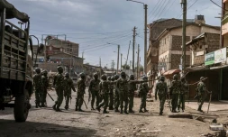 Déploiement de forces de l'ordre dans un bidonville de Nairobi acquis à l'opposition, le 29 octobre 2017