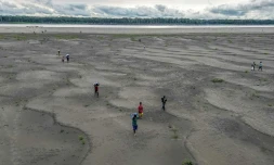 Vue aérienne montrant des indigènes Yagua en train de transporter de l'eau et d'autres marchandises en raison du faible niveau du fleuve Amazone à Isla de los Micos, département d'Amazonas, en Colombie, le 4 octobre 2024