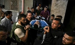 Des Palestiniens portent le corps drapé d'un homme tué lors d'un raid israélien, dans le camp de réfugiés de Jénine, en Cisjordanie occupée, lors de ses funérailles, le 10 novembre 2023