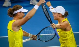 Ashleigh Barty (d) et Samantha Stosur (g) se congratulent aprÚs avoir qualifié l'Australie pour la finale de la Fed Cup en battant les Bélarusses Victoria Azarenka et Aryna Sabalenka, le 21 avril 2019 à Brisbane