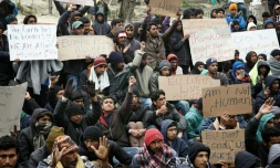 Des migrants pakistanais manifestent sur l'Ăźle grecque de Lesbos contre l'expulsion vers la Turquie de 50 des leurs, le 16 mars 2016