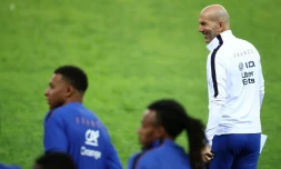 Le sélectionneur de l'équipe de France Zinédine Zidane (à droite) et l'attaquant français Kylian Mbappé (à gauche) lors d'une séance d'entraînement à Izmit (Turquie) le 24 septembre 2026

