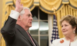 L'ancien PDG d'ExxonMobil Rex Tillerson nommé au poste de secrétaire d'Etat, a prêté serment à Washington le 1er février 2017, la main droite levée, l'autre posée sur une bible tenue par sa femme