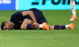 Le défenseur marocain du PSG Achraf Hakimi se tord de douleur aprÚs un mauvais tacle de l'ailier du Bayern Munich Luis Diaz, lors de l'affrontement de Ligue des champions au Parc des Princes le 4 novembre 2025
