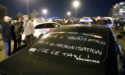 Des chauffeurs de taxi manifestent porte Maillot Ă Paris, le 27 janvier 2016
