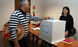 Un gondolier vote à Venise, le 22 octobre 2017