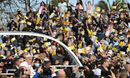 Le pape François est accueilli par la foule avant de célébrer la messe à Granaries Square, près de la capitale maltais La Valette, le 3 avril 2022.