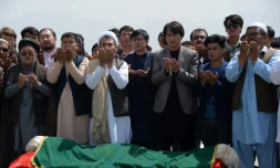 Des Afghans de confession chiite prient à Kaboul le 16 août 2018 lors de funérailles au lendemain d'un attentat-suicide visant cette minorité