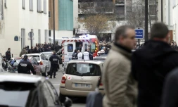 Pompiers et policiers devant le siège de l'hebdomadaire satirique Charlie Hebdo le 7j janvier 2015 à Paris