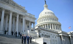 (g-d) Le président de la Chambre américaine des représentants, Mike Johnson, le président américain Donald Trump et le Premier ministre irlandais, Micheal Martin, sur les marches du Capitole, le 12 mars 2025 à Washington