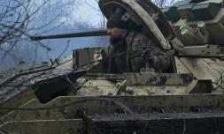 Un soldat ukrainien à bord d'un véhicule de combat Bradley près d'Avdiïvka, dans la région de Donetsk, le 11 février 2024
