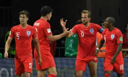 L'attaquant anglais Harry Kane félicité par ses coéquipiers après son 2e but face à la Tunisie lors du Mondial, le 18 juin 2018 à Volgograd
