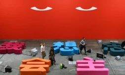 Des visiteurs marchent au milieu de l'oeuvre d'art de Nedko Solakov le 12 juin 2018 à Art Basel, à Bâle en Suisse