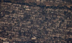 Photo aérienne de maisons et de commerces détruits par l'incendie qui a ravagé touché le secteur de Palisades à Los Angeles, en Californie, le 10 janvier 2025