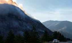 Une colline en flammes dans le village de Keremos en Colombie-Britannique, au Canada, le 18 août 2023