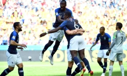 Le milieu de l'équipe de France Paul Pogba félicité par ses coéquipiers après son but contre l'Australie lors du Mondial, le 16 juin 2018 à Sotchi