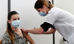 Une jeune femme se fait vacciner contre le covid-19 dans un centre de vaccination le 11 mai 2021 Ă Brest
