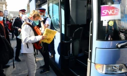 Des passagers bloqués dans le train Hendaye-Paris sont acheminés à Bordeaux par bus vers leurs destinations respectives le 31 août 2020