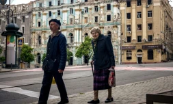 Des passants dans l'ancienne "avenue de Moscou", rebaptisée "Héros de Kharkiv" dans l'est de l'Ukraine, le 23 mai 2022