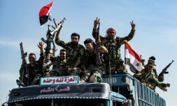 Des membres des forces gouvernementales syriennes arrivent à Tal Tamr, non loin de la ligne de front de l'offensive turque dans le nord-est syrien, le 15 octobre 2019