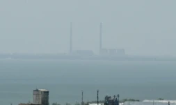 Sur l'autre rive du Dniepr, la centrale nucléaire ukrainienne de Zaporijjia (sud), le 13 août 2022
