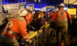 Un blessé évacué du Bataclan le 13 novembre 2015 à Paris