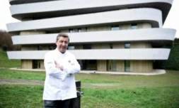 Le chef espagnol Joan Roca pose devant le centre culinaire basque de Saint-Sébastien, le 1er février 2016