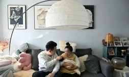 Zhang Xiaofei, 32 ans, et son époux Zhu Yunfei, 36 ans, avec leur fille de trois semaines dans leur appartement de Langfang, en périphérie de Pékin, le 6 mars 2026