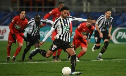 Le milieu d'Angers Angelo Fulgini marque sur penalty contre Rennes en Coupe de France, le 11 février 2021 au stade Raymond-Kopa à Angers