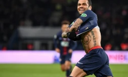 Le défenseur brésilien du PSG Dani Alvès vient de marquer le 3e but de son équipe contre Nantes en demi-finale de Coupe de France, le 3 avril 2019 au Parc des Princes