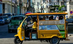 Un triporteur électrique dans une rue de La Havane, le 25 mai 2022 à Cuba