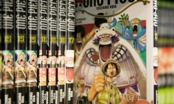 Des tomes du manga japonais à succès "One Piece" exposés lors du salon du livre de Paris le 18 mars 2019
