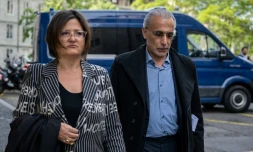 L'islamologue suisse Tariq Ramadan (à droite) et l'avocate Yael Hayat arrivent au tribunal de Genève (Suisse), le 15 mai 2023