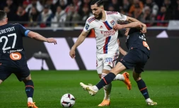 Le Lyonnais Rayan Cherki (c) entre les Marseillais Valentin Rongier (d) et Jordan Veretout, le 23 avril 2023 à Décines-Charpieu  