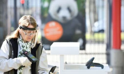 Gouvernements et organisations à travers le monde réfléchissent à l'utilisation de "passeports immunitaires", alors que plusieurs pays se préparent à alléger les restrictions de mouvements imposées pour endiguer la pandémie de coronavirus