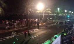 Une photo tirée d'une vidéo du compte Twitter de harp_detectives montre des gens s'enfuyant sur la promenade des Anglais, à Nice le 14 juillet 2016