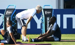 Le sélectionneur des Bleus Dicier Deschamps (g) parle au milieu Didier Drogba à la fin d'une séance d'entraînement, le 19 janvier 2018 à Istra