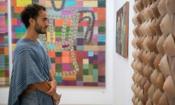 Un visiteur lors de l'inauguration de l'exposition "Este arte" à José Ignacio, en Uruguay, le 6 janvier 2024
