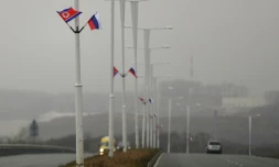 Des drapeaux russes et nord-coréens sont hissés dans les rues de Vladivostok le 23 avril 2019 en prévision du sommet entre Kim Jong Un et Vladimir Poutine