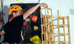 Un scout participe à la construction de la plus haute tour de Kapla du monde, le 26 juin 2021 à Mulhouse (Haut-Rhin)