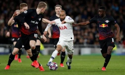 L'attaquant Brésilien de Tottenham Lucas Moura (c) pris en étau par les joueurs de Leipzig Marcel Halstenberg (g), Lukas Klostermann et Amadou Haidara (d) en 8es de finale de Ligue des champions, le 19 février 2020 à Londres   