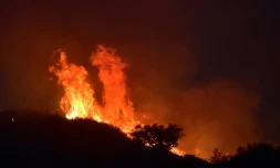 Un incendie fait rage à Carpinteria, au nord de Santa Barbara en Californie, le 12 décembre 2017